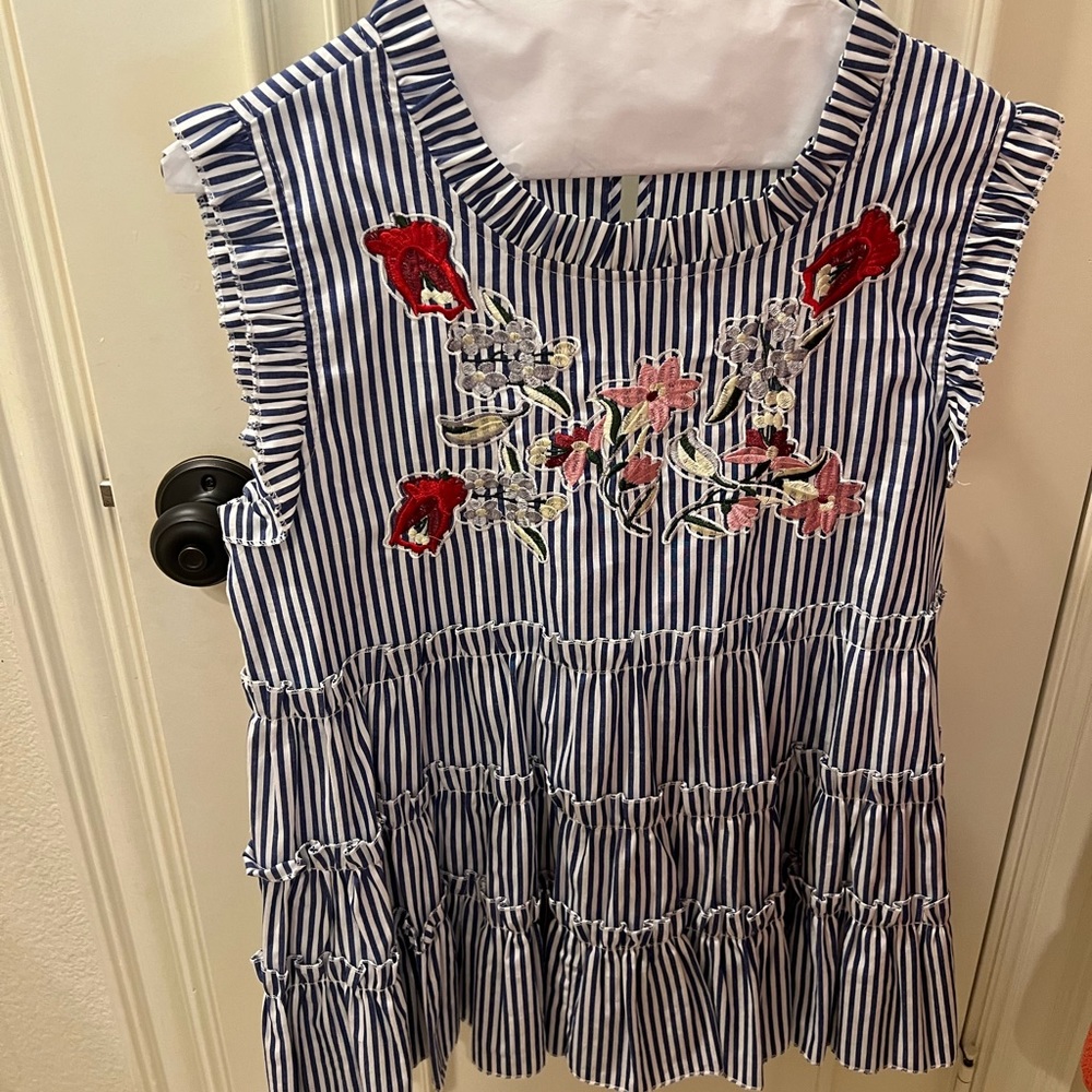 Romeo & Juliet adorable top from Last Call Neiman Marcus. Size Medium.